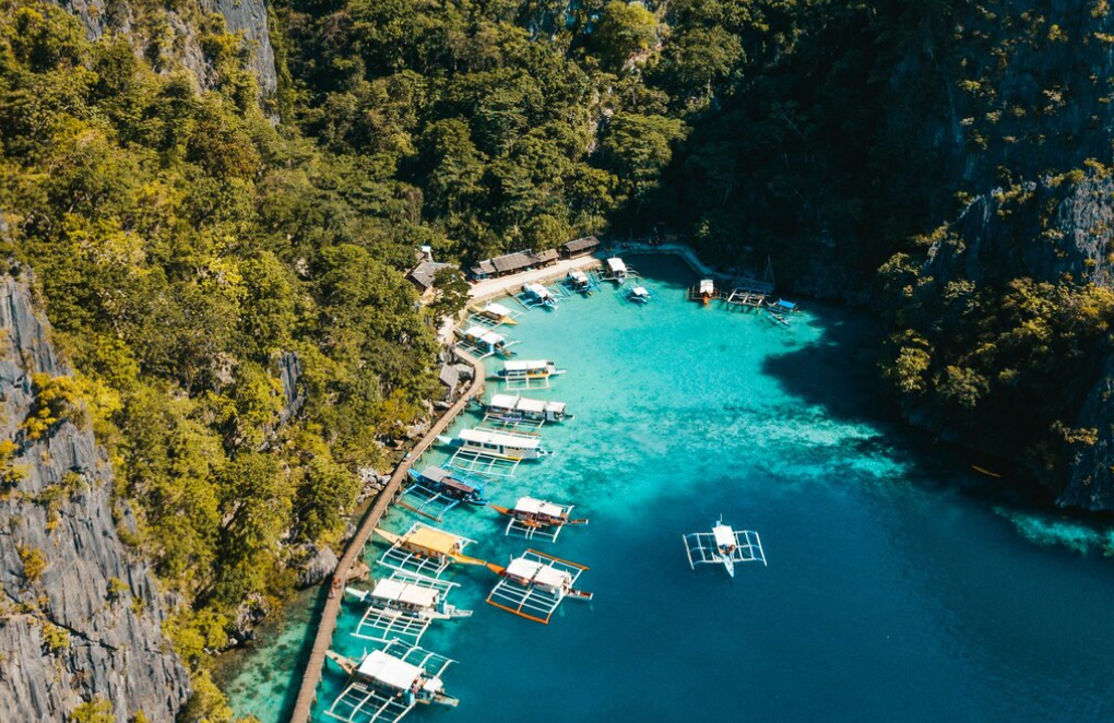 Akhir Tahun ke Mana? Ini Dia 5 Destinasi Wisata Indonesia Paling Recommended yang harus Kamu Kunjungi